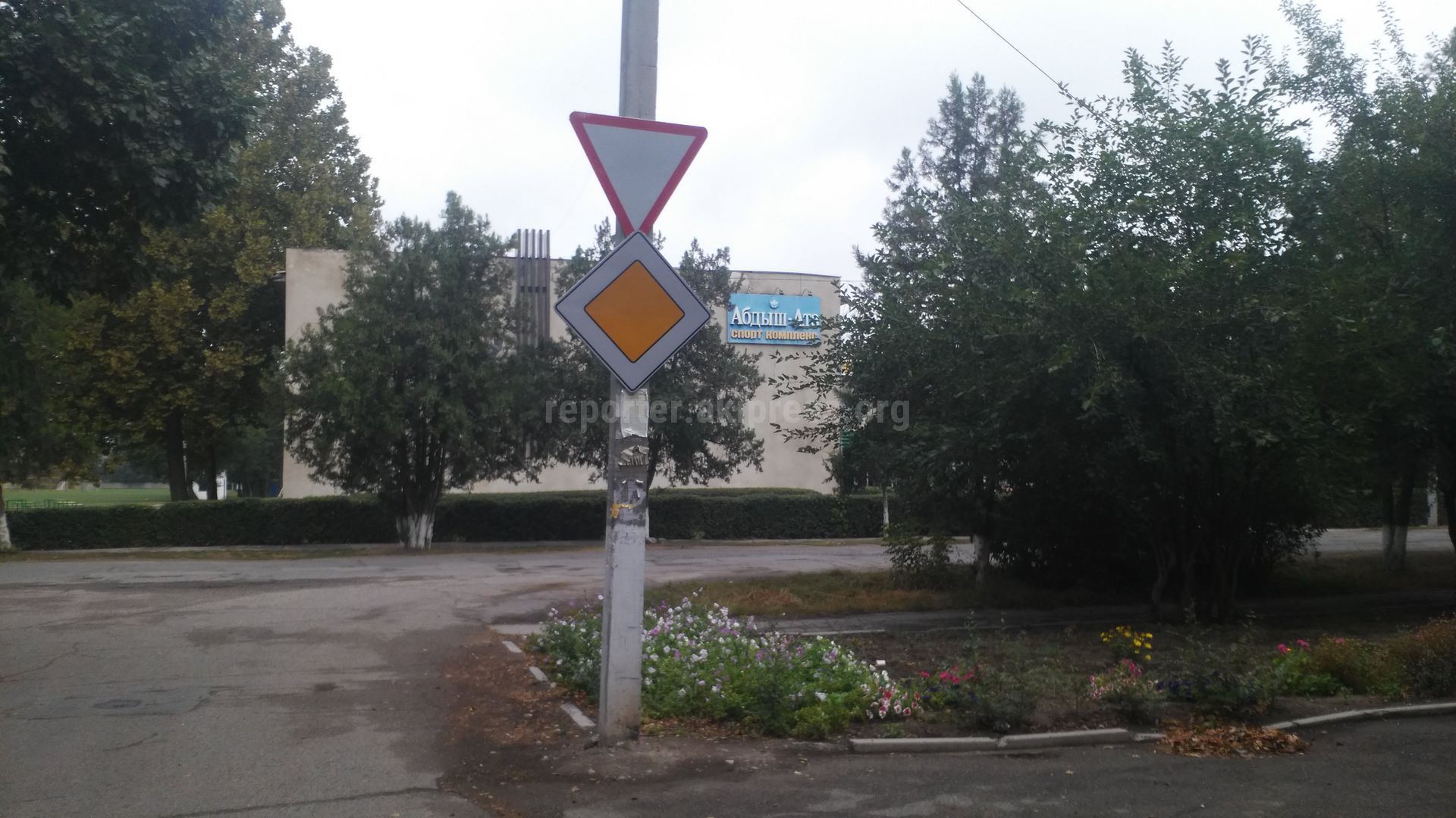 Знаки противоречат друг другу. Дорожные знаки противоречат друг другу. Дорожные знаки в Шелехове. Город кант указатель. Два знака противоречат друг другу.