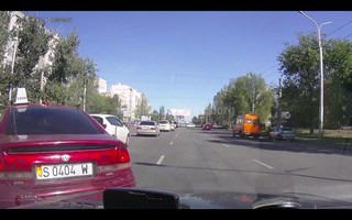 Из-за водителя авто с госномером S 0404 W на ул.Ибраимова чуть не произошло ДТП (видео)