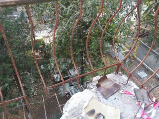 Балкон на третьем этаже здания Госсанэпидемнадзора находится в аварийном состоянии, - читатель (фото)