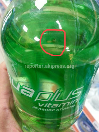 Читатель обнаружил комара в напитке Aqua Рlus (фото)