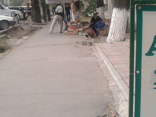 В Бишкеке на тротуаре ул.Боконбаева развивается стихийная торговля, - читатель (фото)