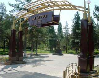 Администрация парка им.Ататюрка в Бишкеке предлагает забрать скошенную траву