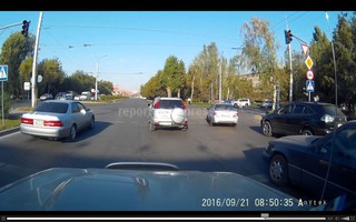 Автомашина патрульной милиции поворачивает с улицы Токомбаева на Байтик баатыра со второго ряда, - читатель (видео)