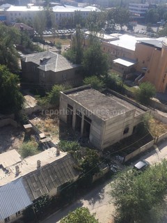 В Бишкеке в заброшенном здании за баней «Жыргал» собираются бомжи, - читатель (фото)