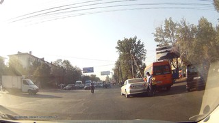 В Бишкеке на перекрестке Салиевой-Курманжан Датки произошло ДТП с участием маршрутки, - читатель <i>(фото)</i>