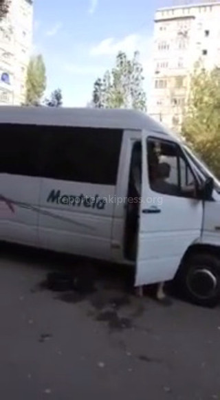В мкр Тунгуч возле дома №80 водитель микроавтобуса устраивает автомойку, - житель (фото, видео)