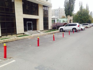 Законно ли оградили под парковку место возле нового дома на пересечении улиц Боконбаева и Акиева? - бишкекчанин (фото)