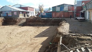 В центре села Кызыл-Суу на Иссык-Куле выкопали котлован не поставили защитные ограждения или предупреждающие знаки, - читатель (фото)
