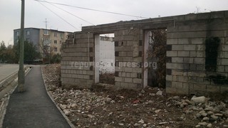 Полуразрушенное здание в 4 мкр может упасть на людей, - бишкекчанин (фото)