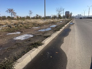 Почему не доделан тротуар на Южной магистрали? - бишкекчанин (фото)