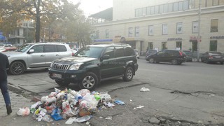 На Гоголя-Чуй мусор валяется на тротуаре (фото)
