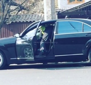 В Бишкеке сотрудник патрульной милиции залез на водителя «Мерседеса» и пытался скрутить ему руки <i>(видео)</i>