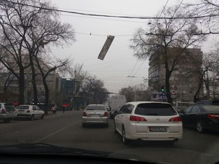 Указатель на перекрестке Абдрахманова и Московской скоро упадет и может навредить пешеходам, - бишкекчанин (фото)