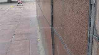 «Тазалык» мэрии Бишкека отремонтирует отклеившиеся мраморные плитки на пьедестале памятника М.Фрунзе на бульваре Эркиндик