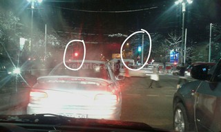 Аптечный знак на перекрестке Айтматова-Ахунбаева похож на зеленый сигнал светофора и мешает сориентироваться водителям (фото)