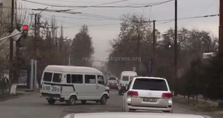 Видео — Автомашина мэра города Ош А.Кадырбаева нарушает ПДД