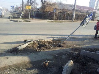 На перекрестке Тойгонбаева-Т.Фрунзе знак «пешеходный переход» лежит в арыке (фото)