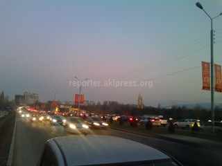 На Южной магистрали наблюдается пробка из-за нового светофора на ул.Байтик Баатыра, - читатель <i>(фото, видео)</i>