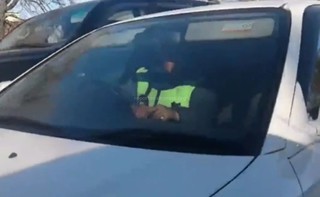 Видео — Мужчина в форме милиционера, выехав на встречную полосу дороги, показал средний палец участнику дорожного движения