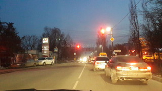 СМЭУ ГУПМ МВД настроил светофор на перекрестке Каралаева-Суеркулов в Бишкеке