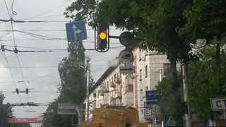 Читатель просит УПМ ГУВД Бишкека дать пояснение к дорожному знаку «направление движения по полосе» на перекрестке Киевской-Манаса (фото)