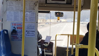 Читатель просит принять меры в отношении водителя автобуса №38, который курил в салоне во время рейса (фото)