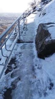 Читатель просит произвести уборку и вывоз снега со ступенек лестниц, ведущих к музею «Сулайман Тоо» (фото)