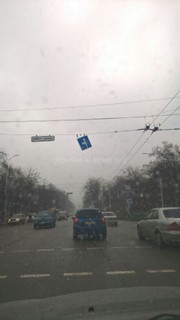 Дорожный знак на пересечении проспекта Ч.Айтматова и улицы Айни в Бишкеке скоро упадет <i>(фото)</i>