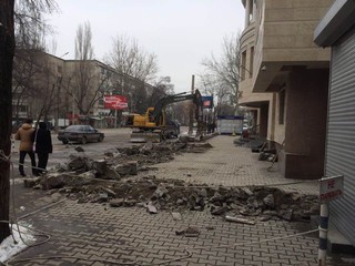 В Бишкеке демонтировали ограждение «Росинбанка», которое сузило тротуар <i>(фото)</i>