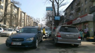 На перекрестке Токтогула и Акиева в Бишкеке творится парковочный беспредел, - читатель (фото)
