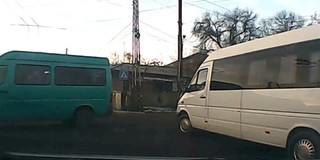 Водитель буса поворачивает с ул.Жибек Жолу на ул.Шопокова со второго ряда <i>(видео)</i>