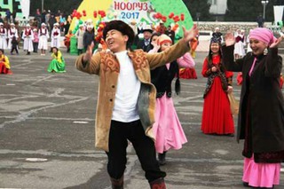 На центральной площади города Ош проходят праздничные гуляния (фото)