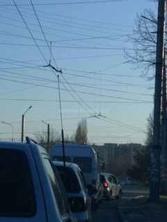На пересечении улиц Шабдан Баатыра и Анкары в Бишкеке свисает троллейбусная линия, - читатель (фото)