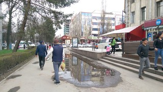 Читатель Кубан предлагает выровнять тротуар на Чуй-Исанова, где образовывается лужа