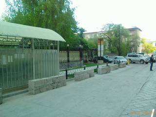 Законно ли размещение на пешеходном тротуаре приемной посольства РФ в КР? - читатель (фото)
