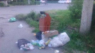 На ул.Сухомлинова не убирают мусор, жалуется бишкекчанин (фото)