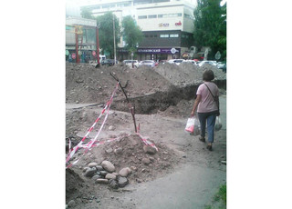 На ул.Калыка Акиева раскопали траншею глубиной 2 метра и не натянули ленту, - читатель <i>(фото)</i>