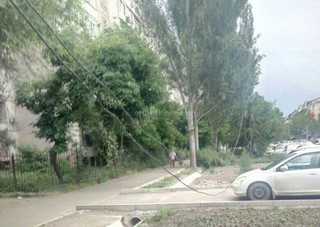 Бишкекчанин жалуется, что в районе рынка «Ак-Эмир» провисший кабель перегородил заезд во двор