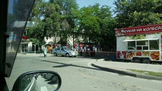 Читатели интересуются, в связи с чем с утра перекрыты участки улиц Киевской и Шопокова в Бишкеке <i>(фото)</i>