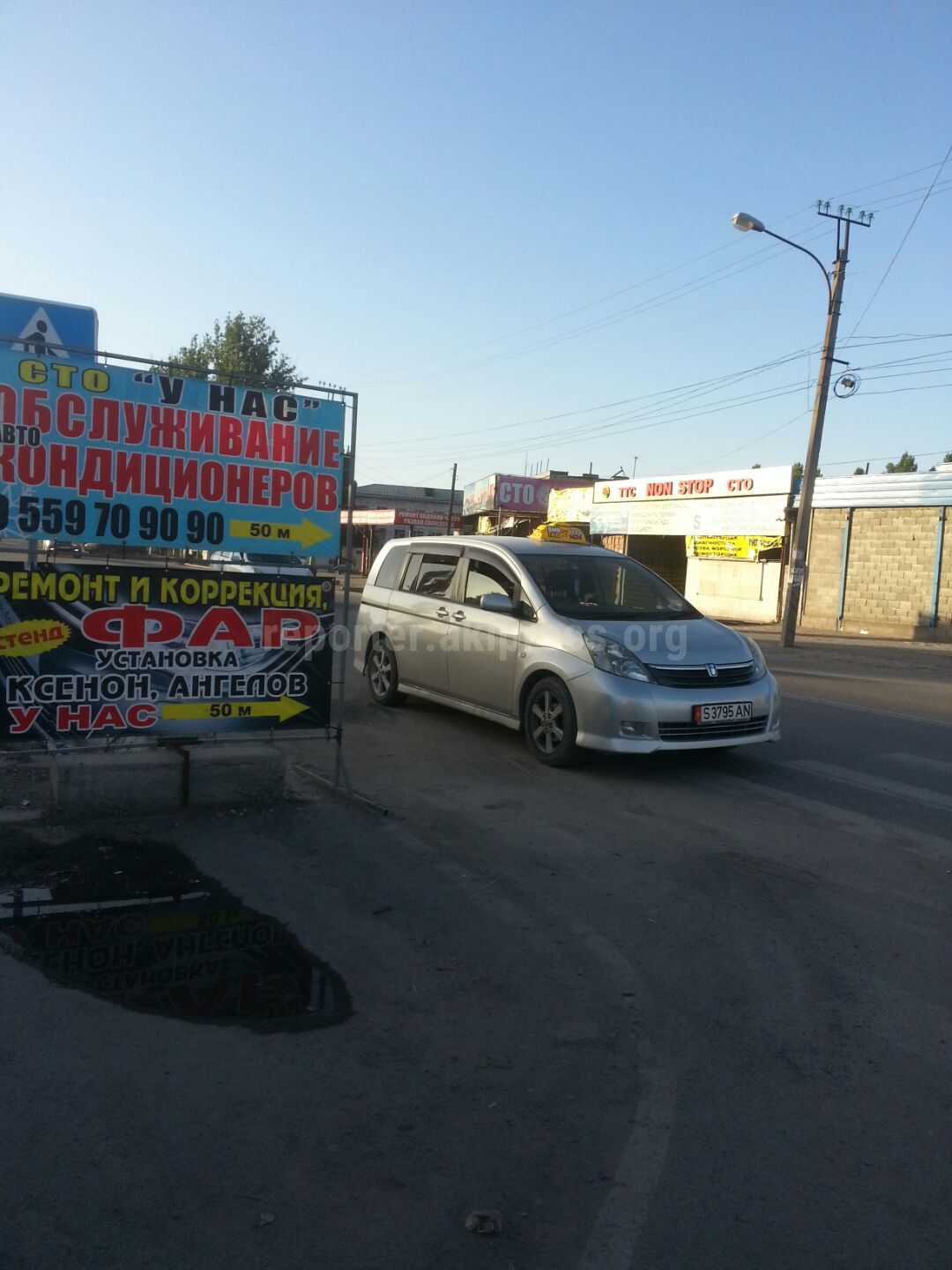 На ул.Патриса Лумумбы рекламные щиты местных СТО загородили дорогу, -  читатель