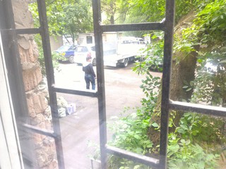 Строители выкидывают мусор через балкон, - житель дома №15 ул.Горького (видео)