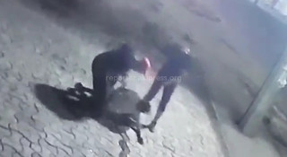 Видео — Мужчина избил 18-летнего охранника магазина на Некрасова-Гагарина