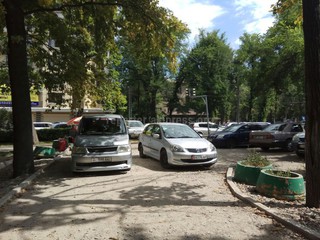 У входа в сквер им.Тоголока Молдо водители устраивают паркинг на пешеходной дорожке, - читатель (фото)