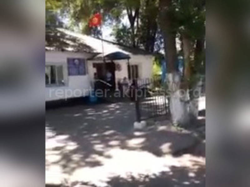 Территория возле здания Беловодского айыл окмоту замусорена (видео)