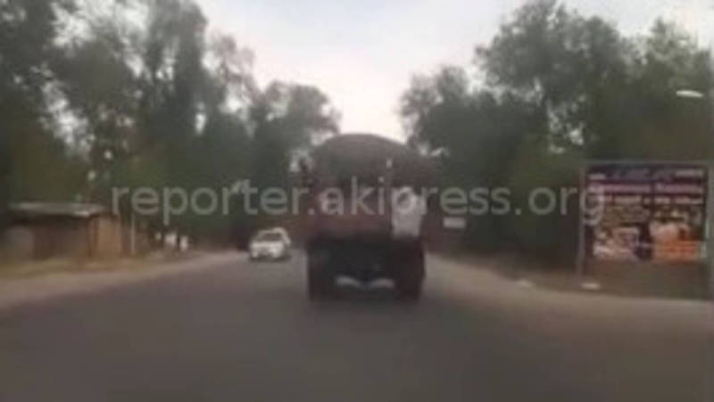 Из грузовой машины МП «Тазалык» летел мусор (видео)