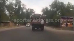 Из грузовой машины МП «Тазалык» летел мусор <i>(видео)</i>
