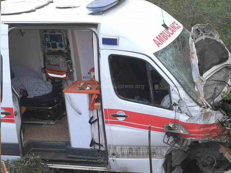 Машина скорой помощи с беременной женщиной улетела в обрыв после столкновения с «Тойотой» (фото)