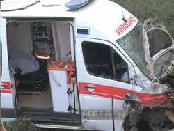 Машина скорой помощи с беременной женщиной улетела в обрыв после столкновения с «Тойотой» <b><i>(фото)</i></b>