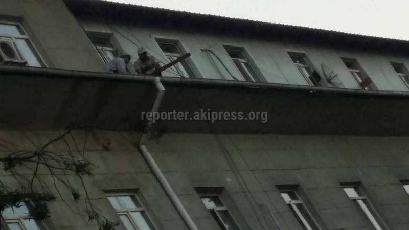 Рабочие без страховки заменяют крышу дома по адресу Суванбердиева, 102