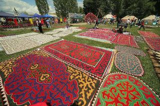 <b>Фоторепортаж</b> — Яркие краски и сочные цвета фестиваля шырдака в Ат-Башы
